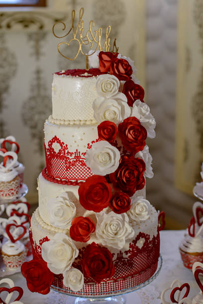 istock Big cake with red and white roses 1087277462