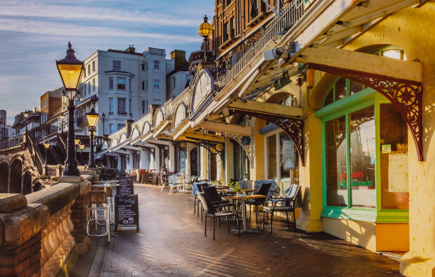 le faible soleil illumine les cafés et restaurants le long de l’arcade de west cliff une veille de noël tranquille mais ensoleillé. - ramsgate photos et images de collection