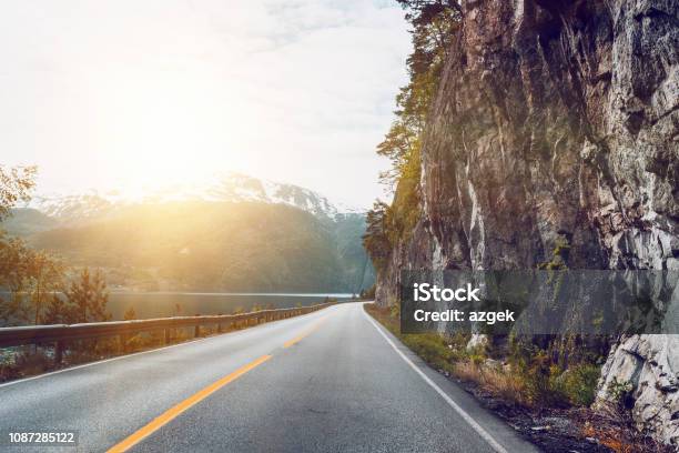 Foto de Bela Estrada Norueguês Ao Longo Do Fiorde Noruega N e mais fotos de stock de Colina