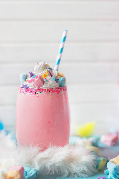 różowy koktajl truskawkowy unicorn z bitą śmietaną, cukrem i kolorowym konfetti - cream sprinkles food and drink freshness zdjęcia i obrazy z banku zdjęć