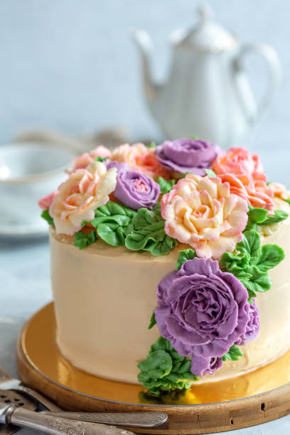 istock Cake decorated with buttercream flowers. 1087290196