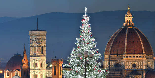beleuchtete weihnachtsbaum am piazzale michelangelo mit der kathedrale santa maria del fiore auf hintergrund. italien - florence italy italy sky cathedral stock-fotos und bilder