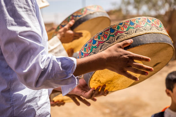 mariage berbère dans le désert de merzouga - tradition marocaine photos et images de collection