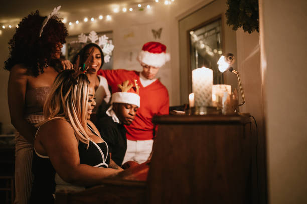 geração z amigos natal festa cantando no piano - caroler - fotografias e filmes do acervo