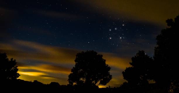 southern cross constellation in new zealand astrophotographer - southern sky imagens e fotografias de stock