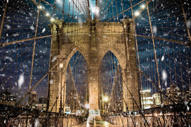 бруклинский мост с падением снега - new york city brooklyn bridge brooklyn bridge стоковые фото и изображения