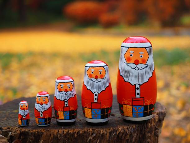 babbo natale matryoshka,giocattoli popolari russi nella foresta - santa claus babushka christmas decoration foto e immagini stock