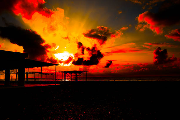 b のビーチから見る黒海の上の美しい日没 - lifeguard orange nature beach ストックフォトと画像