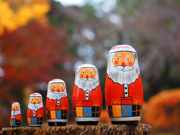 babbo natale matryoshka,giocattoli popolari russi nella foresta - santa claus babushka christmas decoration foto e immagini stock