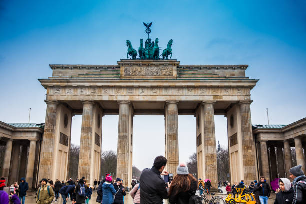 the brandenburg gate viewed from the pariser platz on the east side in a cold end of winter day - winter city germany brandenburg imagens e fotografias de stock