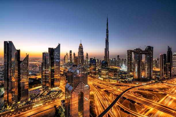 horizonte de dubai al amanecer con nudo y burj khalifa - industry sunrise dubai construction fotografías e imágenes de stock