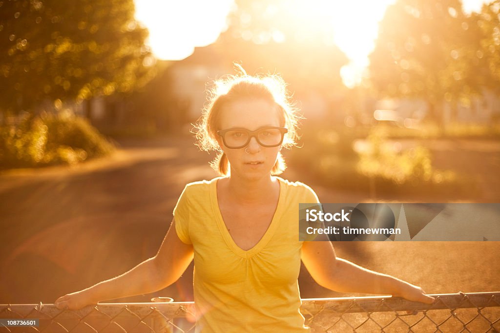 Jolie fille dans le parc de stationnement vide - Photo de Coucher de soleil libre de droits