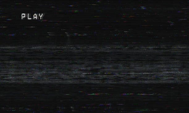 ¡glitch! vcr juega video dañado en la tv, con estática e interferencia. - television television static poltergeist broken fotografías e imágenes de stock