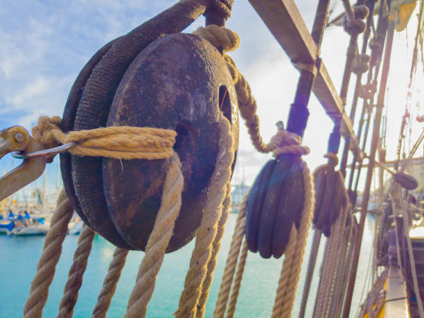 vieux bois deadeye sur les haubans d’un voilier du xviiie siècle à la lumière du soleil - cable winch sailing yacht sport photos et images de collection