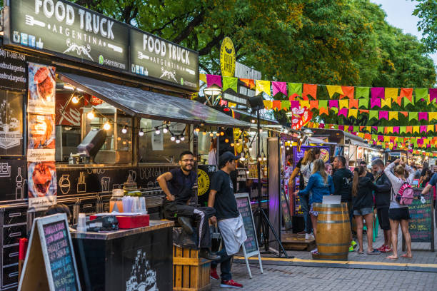 продовольственные грузовики и люди на фестивале уличного продовольственного рынка в солнечный день - argentine cuisine стоковые фото и изображения