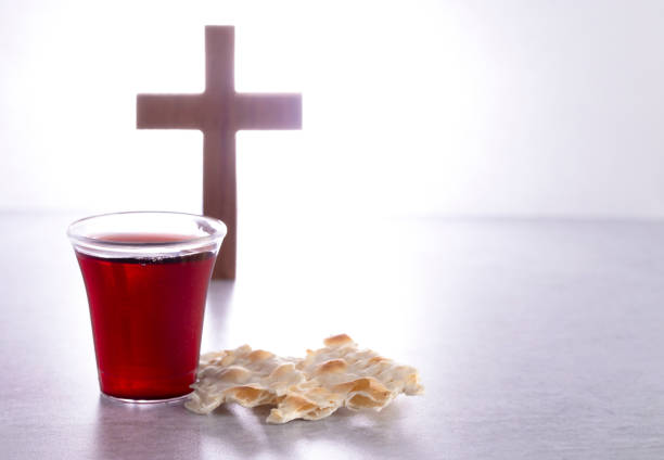la santa comunione della fede cristiana del vino e del pane azzimo - matzo passover cracker unleavened bread foto e immagini stock