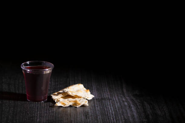 die heilige kommunion des christlichen glaubens von wein und ungesäuertes brot - communion table stock-fotos und bilder