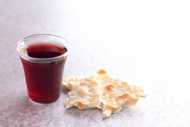 la santa comunione della fede cristiana del vino e del pane azzimo - matzo passover cracker unleavened bread foto e immagini stock