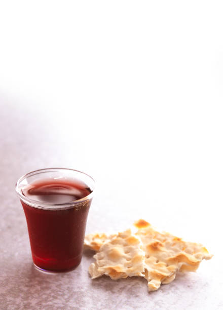 la santa comunione della fede cristiana del vino e del pane azzimo - matzo passover cracker unleavened bread foto e immagini stock