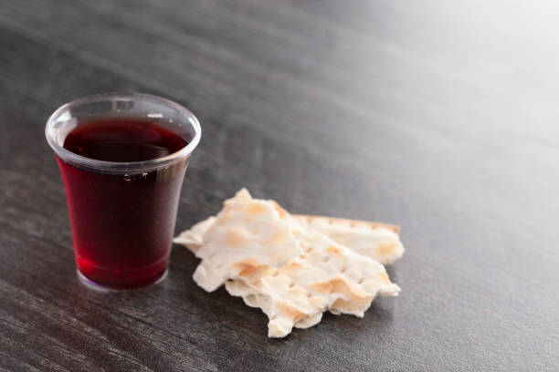 포도주와 이스트를 넣지 않은 빵의 기독교 믿음의 성 찬 식 - matzo passover cracker unleavened bread 뉴스 사진 이미지