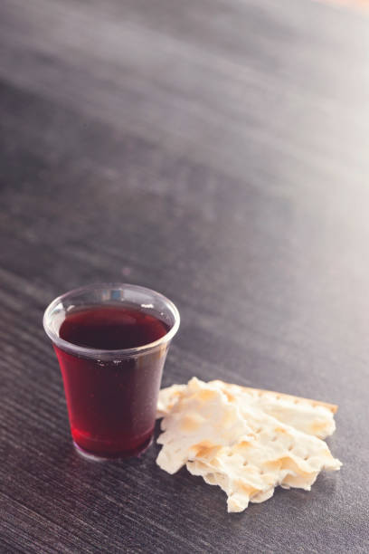 la santa comunione della fede cristiana del vino e del pane azzimo - matzo passover cracker unleavened bread foto e immagini stock