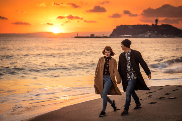 młodzi ludzie w jesiennych liściach - kamakura japan tourist people zdjęcia i obrazy z banku zdjęć