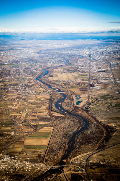 vue aérienne de la vallée du rio grande - aerial view albuquerque new mexico usa photos et images de collection