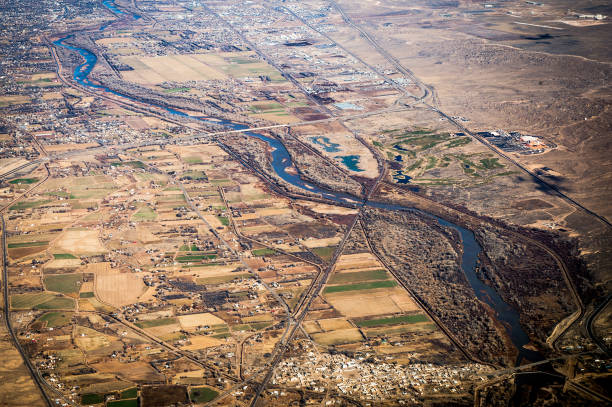 vue aérienne de la vallée du rio grande - aerial view albuquerque new mexico usa photos et images de collection