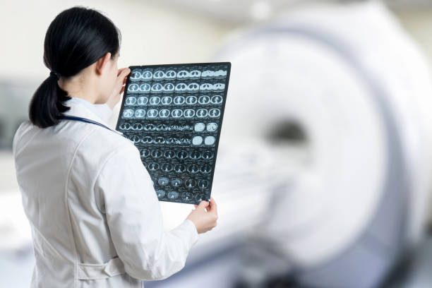 läkare kolla upp röntgenfilmen av hjärnan genom datortomografi hjärna på patientrummet sjukhus. - brain scan' bildbanksfoton och bilder