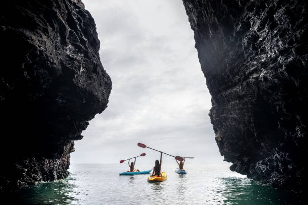 roca de mar de kayakistas feliz caminar kayaks - extreme sports kayaking kayak adventure fotografías e imágenes de stock