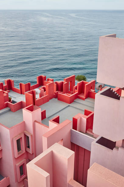 geometrische hochbau. die rote wand, la manzanera. calpe - pink buildings stock-fotos und bilder
