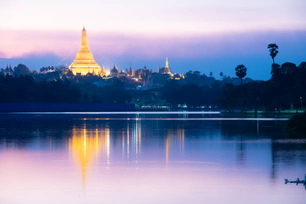 pagode shwedagon ao entardecer - shwedagon pagoda yangon sunset pagoda - fotografias e filmes do acervo