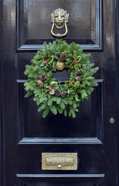 istock Christmas Yule Wreath door 1087470892