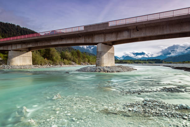 rio lech na luz da manhã - tirol rock gravel mountain peak - fotografias e filmes do acervo