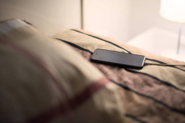 smartphone é carregar na cama - hotel wireless technology bedroom hotel room - fotografias e filmes do acervo