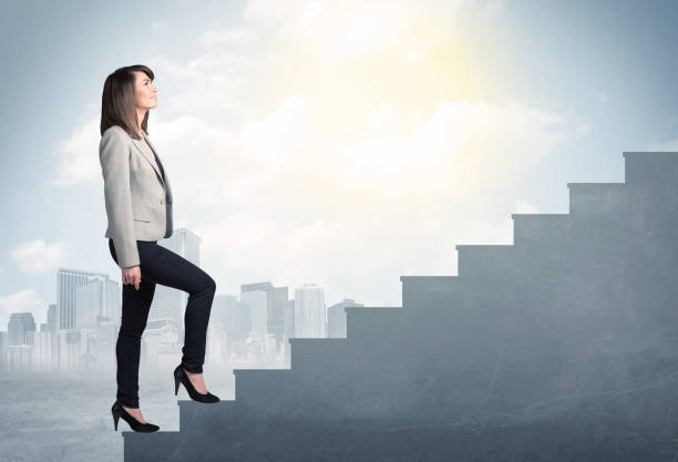 femme d’affaires grimper sur un concept d’escalier en béton - stepping photos et images de collection