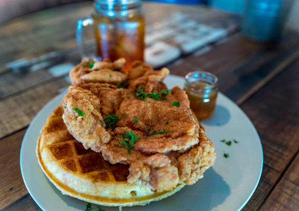 hähnchen sie-waffeln (und süße icedtea) - waffle chicken fried chicken food stock-fotos und bilder