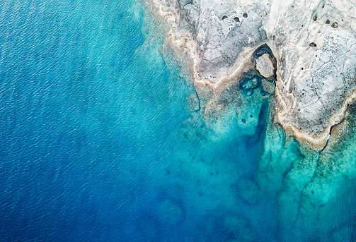 Vista aérea de la mar y la roca photo