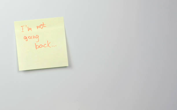 istock Note on yellow sticker paper sheets with words i'm not going back. 1087535970