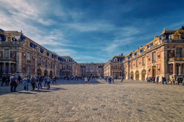 puesta de sol sobre el palacio de versalles - chateau de versailles fotografías e imágenes de stock