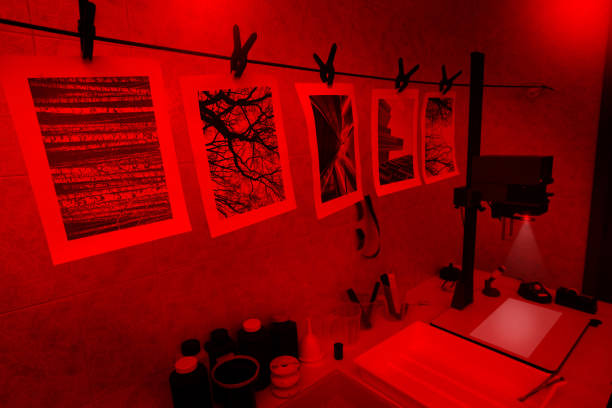 cuarto oscuro para fotografía con película de impresión - ampliadora fotográfica fotografías e imágenes de stock