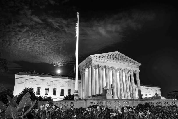 night time long exposure of united states supreme court building in washington dc with full moon and clouds in background - concepts and ideas travel locations architecture and buildings time imagens e fotografias de stock