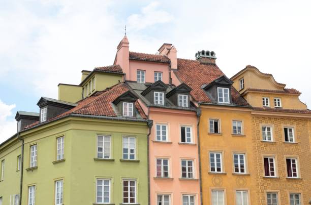 casas tradicionales en varsovia - warsaw old town square fotografías e imágenes de stock