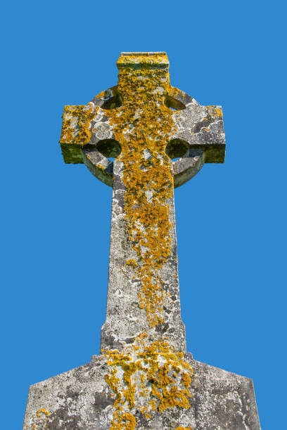 пожилой и выветривный кельтский крест - celtic cross cross shape blue vertical стоковые фото и изображения