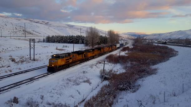 鉄道日没 - union pacific railway ストックフォトと画像