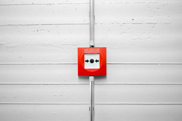 pulsante di allarme antincendio sulla parete di cemento - fire button foto e immagini stock
