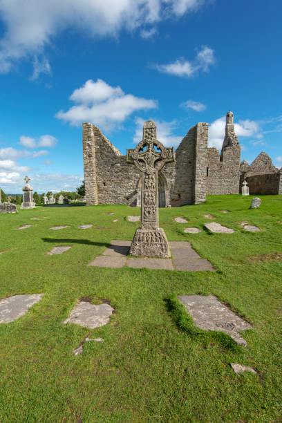 clonmacnoise - cemetery celtic cross celtic culture chapel - fotografias e filmes do acervo