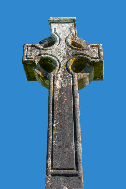 пожилой и выветривный кельтский крест - celtic cross cross shape blue vertical стоковые фото и изображения