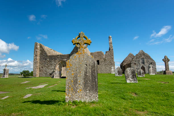 clonmacnoise - cemetery celtic cross celtic culture chapel - fotografias e filmes do acervo