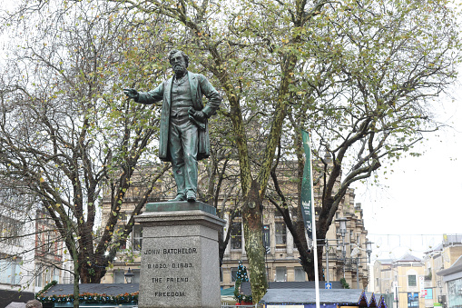 Equestrian Statue of The Duke of Wellington at Hyde Park Corner in City of Westminster, London. It was completed by Joseph Edgar Boehm in 1888. In the background are people and Apsley House. On the right two men are sitting.